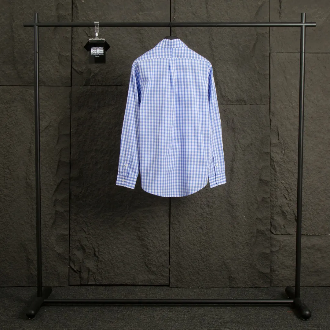 P240 Actual photo [Evergreen for all seasons] Style number: 25120# (on sale all year round) Color: light blue Size: S to XL - Ralph Lauren/Ralph Lauren 2025SS Four seasons commuting style poplin cotton casual color 0.8 check blue checkered blue label long-sleeved shirt - 100% restored workmanship. The entire garment is covered with seams and clean edges. The upper back has been reorganized for a better fit. ✅ - 100% cotton poplin cotton feels smooth. Pre-car washing treatment makes the yarn tighter ✅ - Custom-dyed original pearlescent white buttons with different sizes ✅ - Special shaped chiffon foil is included in the collar door tube, which is not easy to deform and pull ✅ - RL refreshing plaid shirt is more naughty and colorful than the simplicity of the solid color shirt. It can be salty or sweet. Daily travel and travel, the production rate is very high